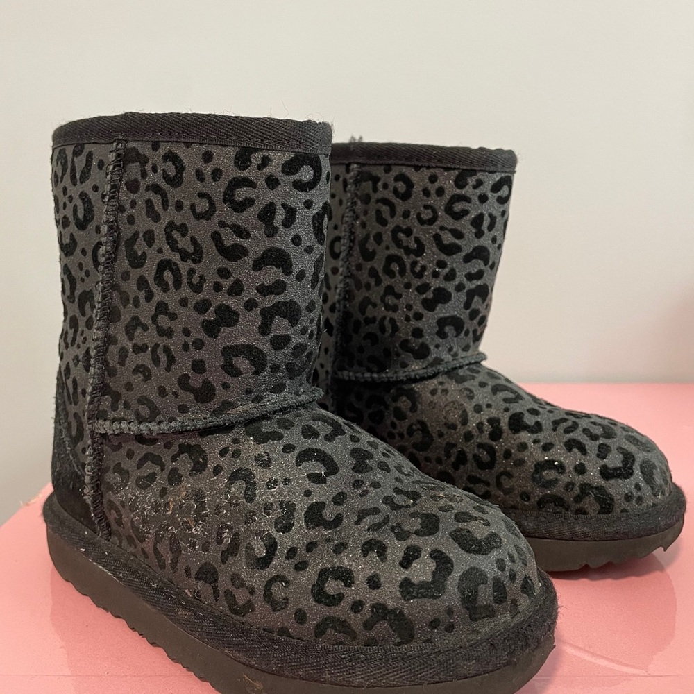 UGG Kids' Classic II Glitter Leopard Boot 1112388K Black